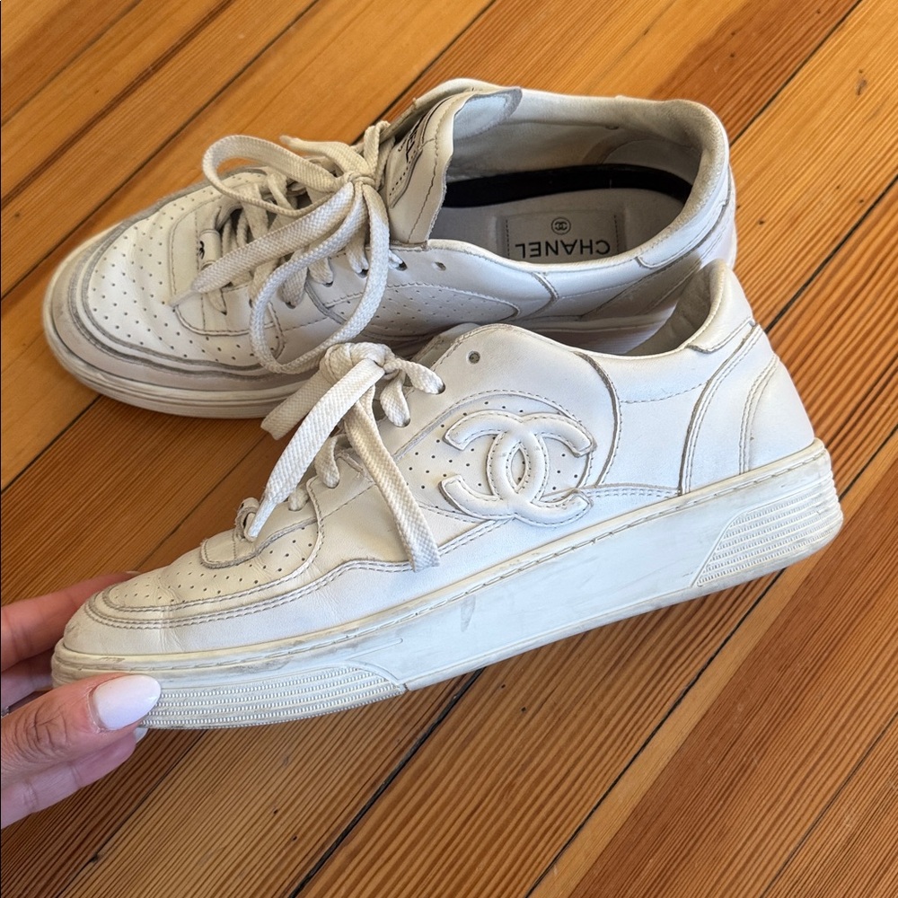 CHANEL Classic White Lace-Up Sneakers - Picture 4 of 4